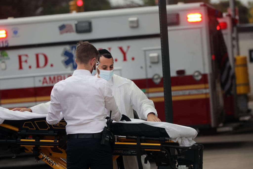 Doble tragedia en Nochebuena: camión atropella y mata a ciclista y peatón en Manhattan