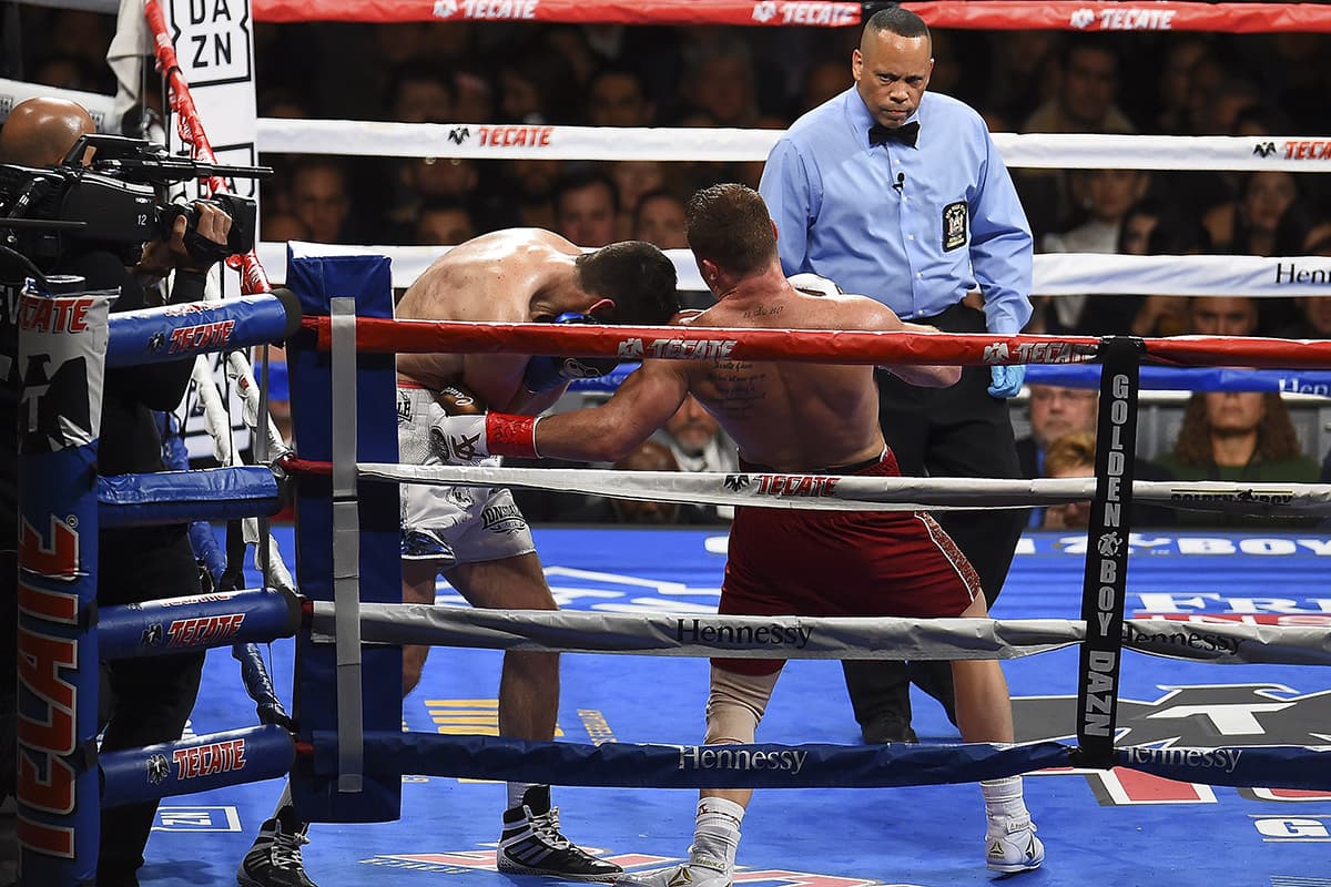 Por más que Fielding intentó conectar golpes certeros sobre el mexicano, la defensa de 'Canelo' fue superior ante un ataque descoordinado del británico.
