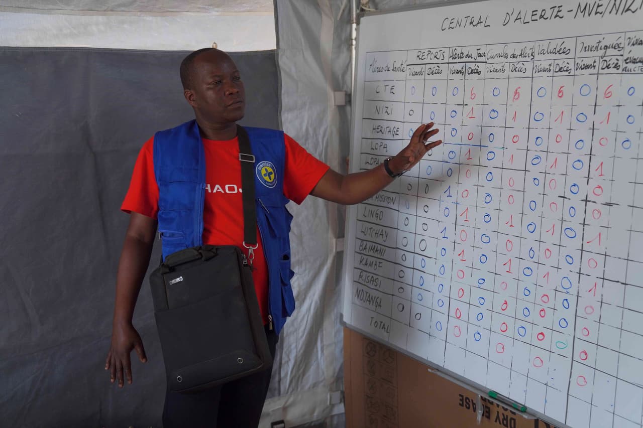 Gédéon Banga Ngbape, un oficial de vigilancia del ébola, comparte y analiza las estadísticas de contagios en Nizi, provincia de Ituri, en el este del Congo. (Foto AP/Dieudonne Roles)