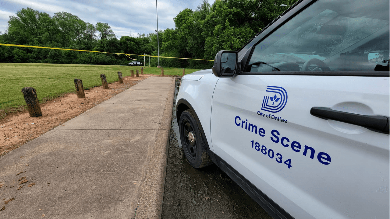 La policía encuentra el cuerpo de un hombre en Dixon Avenue; aparentemente sería hispano