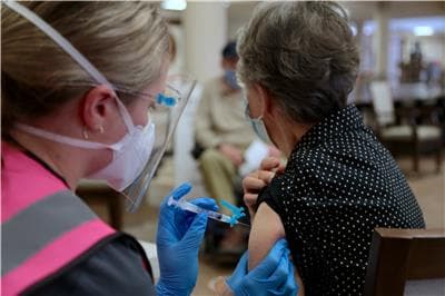 <b>Puedes pedir que te vacunen en tu hogar</b>
<br>
<br>Si no puedes salir de tu hogar, autoridades piden que llames al 3-1-1 o al 512-974-2000.