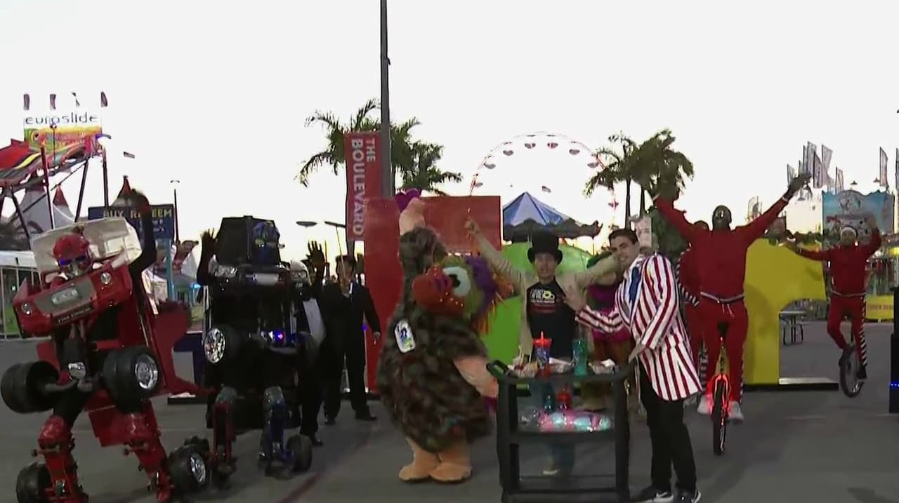 Robots, acróbatas y músicos estuvieron invitados a la divertida transmisión en la Feria de la juventud que estará vigente hasta el 7 de abril.