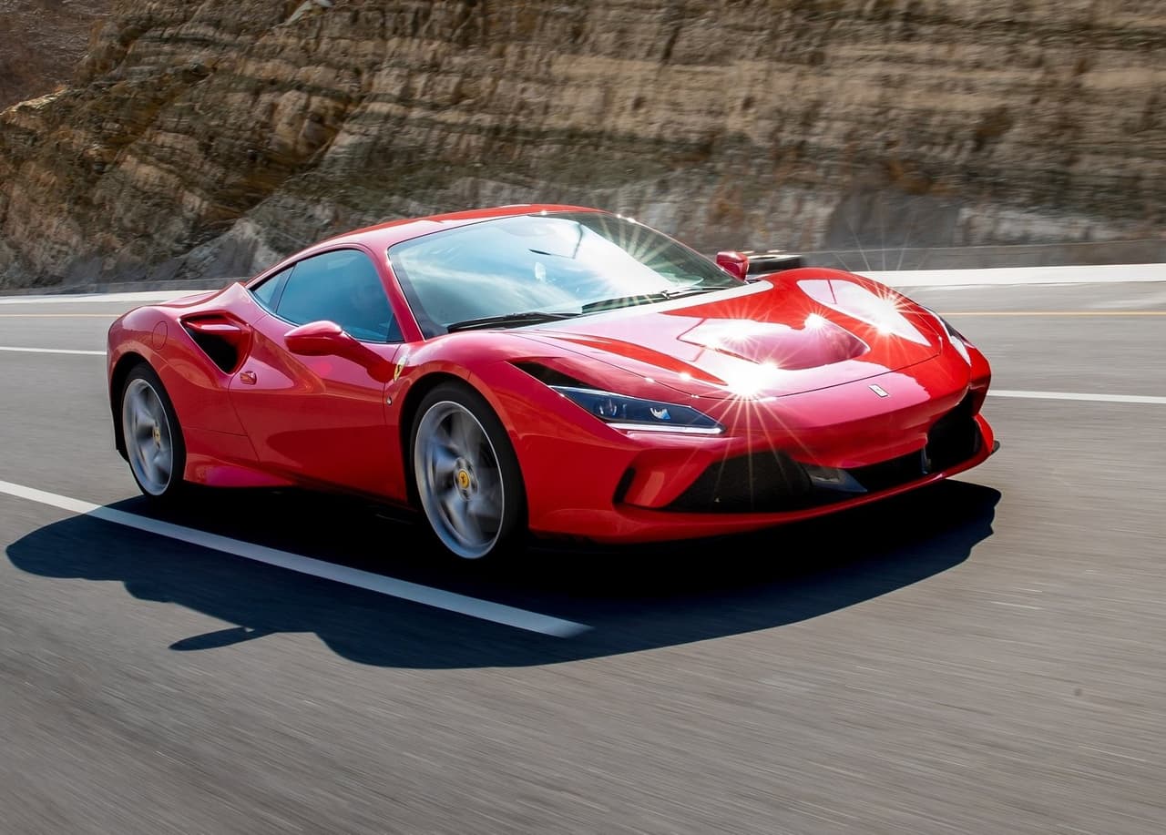 <u><h3 class="cms-H3-H3"><b>Ferrari F8 Tributo 2021</b></h3></u>
<br>
<br>
<b>Velocidad máxima:</b> 211 mph (339 km/h)
<br>
<br>
<b>Motor:</b> V8 de 4.0 litros doble turbo
<br>
<b>Potencia:</b> 720 caballos de fuerza
<br>
<b>Precio inicial: </b>276,550 dólares