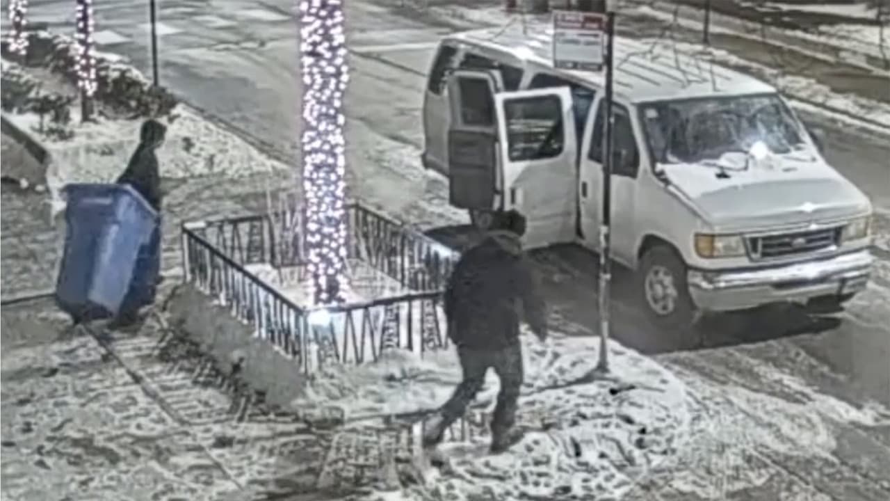 Policía de Chicago busca a sospechosos de robo en tienda de la Milla Magnífica