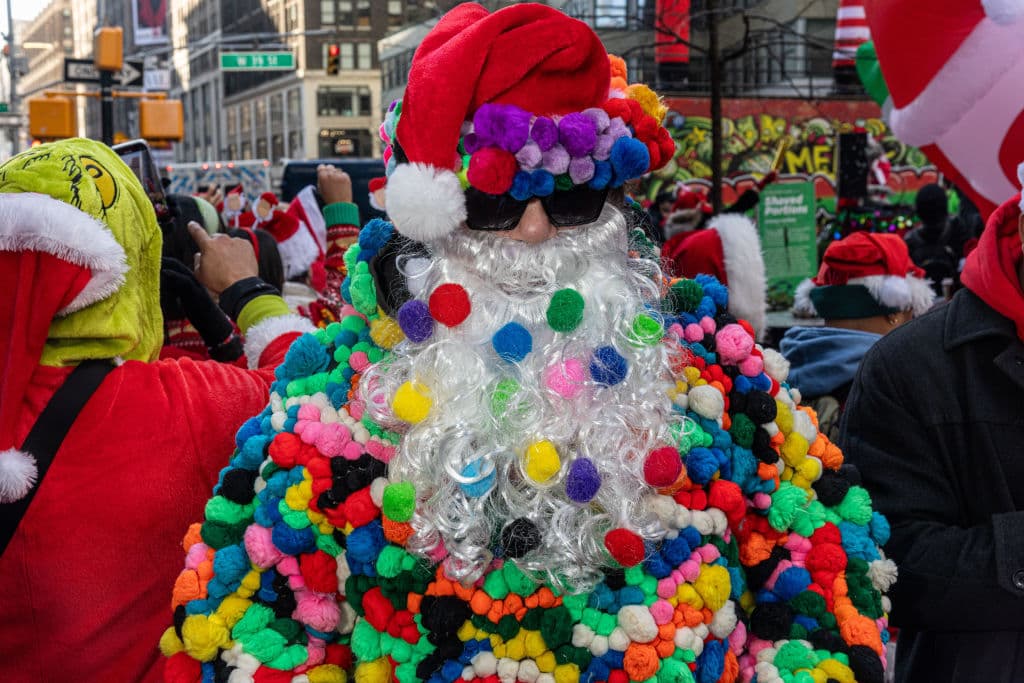 Para muchos, se trata del día perfecto para 
<b>lucir como Santa Claus </b>y salir 
<b><a href="https://www.univision.com/local/nueva-york-wxtv/miles-de-personas-asistieron-al-santacon-2022-en-manhattan-video" target="_blank">a las calles de la ciudad de Nueva York</a></b> a realizar un donativo a entidades benéficas esta Navidad.