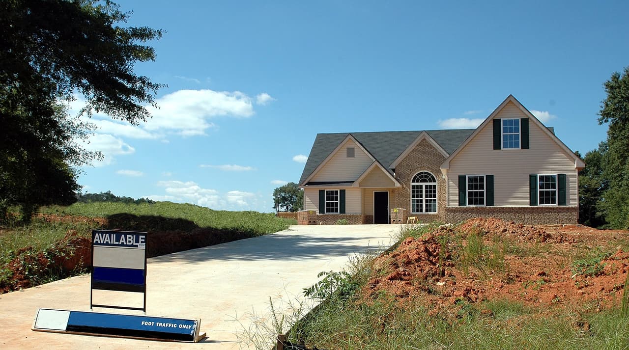 El análisis de Redfin encontró que una casa con un precio medio de $400,000 en el área de Austin se vendió por aproximadamente $28,000 más en el mes anterior al 14 de marzo.