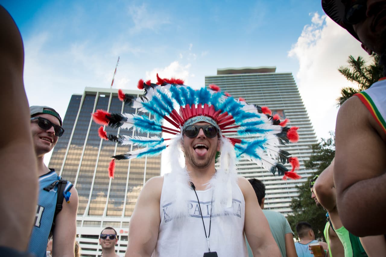 La normalidad es la excepción. Si solo llevabas una camiseta y unos shorts, es suficiente con ponerse una corona indígena de colores neones para encajar en el Ultra.