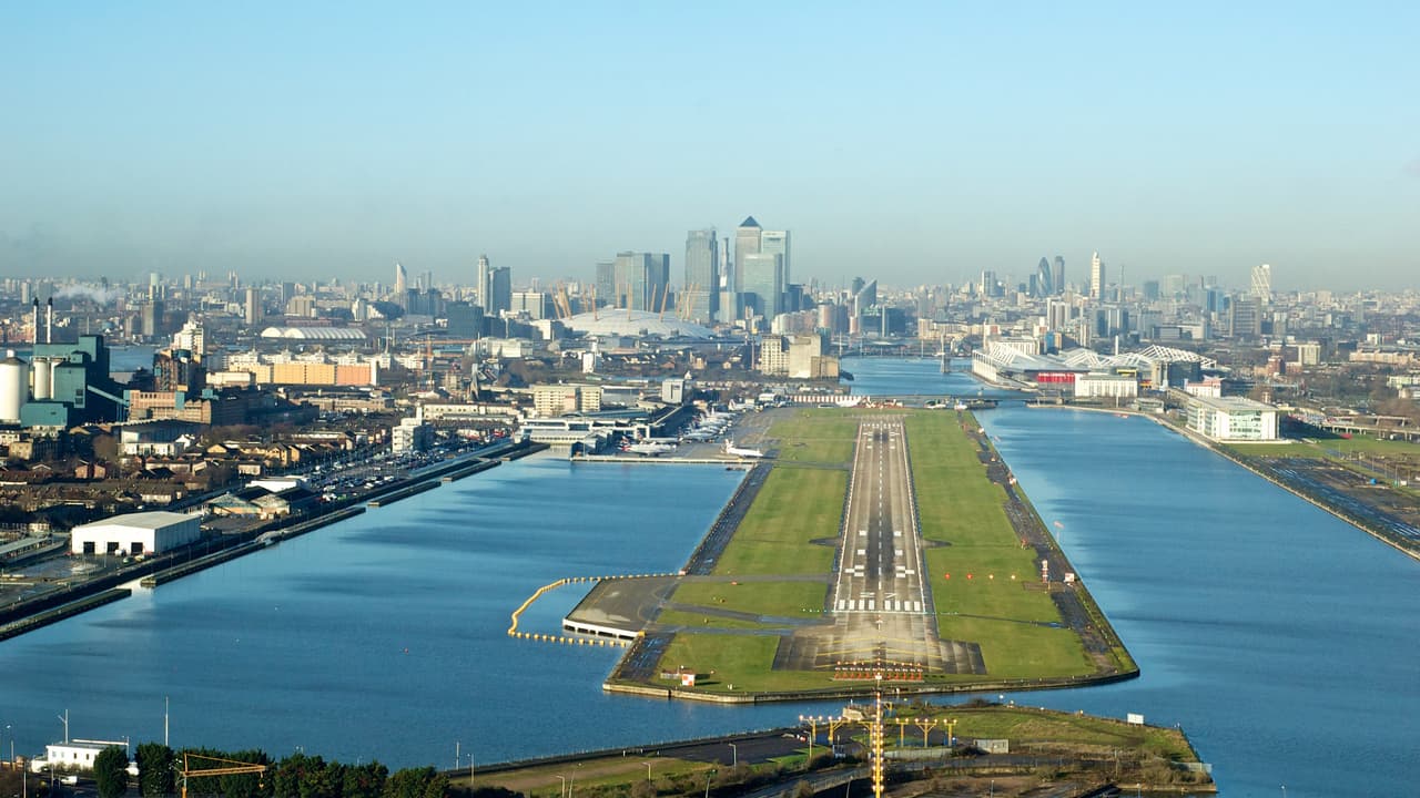 <b>Aeropuerto London City, Reino Unido</b>
<br>
<br>Los aterrizajes extremos en las grandes capitales son inusuales, sin embargo, la llegada a este aeropuerto en el centro de la capital británica incluye un inquietante vuelo cercano alrededor de sus rascacielos.
<br>
<br>La aproximación a la pista es tan empinada que algunos la comparan con el aterrizaje vertical de los helicópteros. 
<br>
