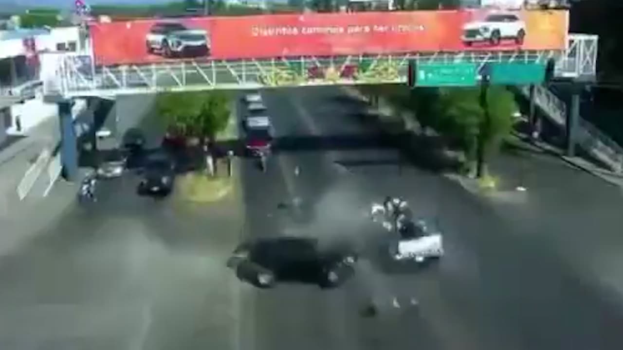 El brutal impacto de una patrulla de la Guardia Nacional de México contra una camioneta: una familia murió
