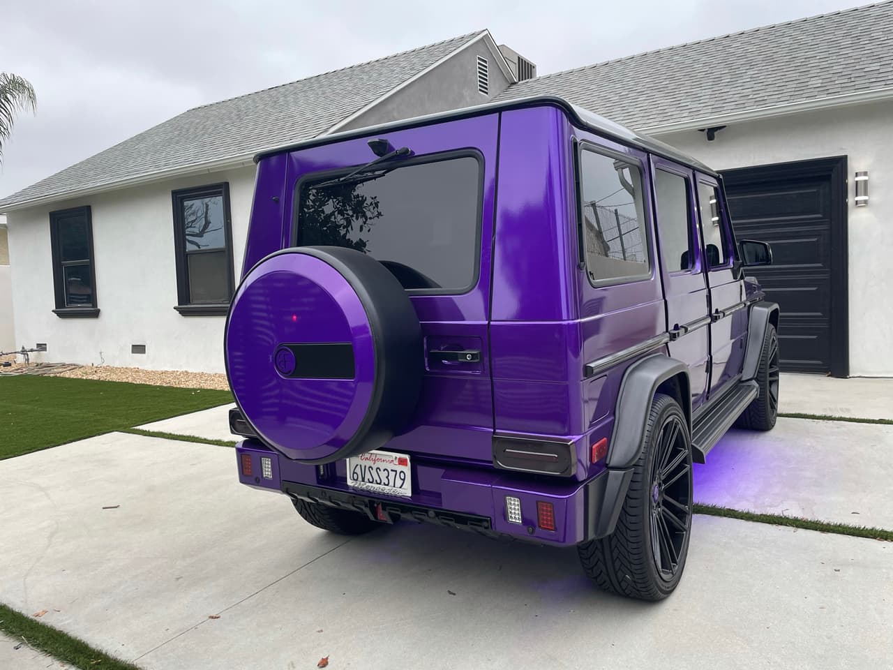 También tiene incorporado el logotipo de Chiquis es la cabecera de los asientos y el logotipo de ‘Be Flawless’ en los rines, parrilla delantera y el compartimiento de la rueda de repuesto colgada en el portón trasero. Adicionalmente, cuenta con un nuevo sistema de sonido que incluye un potentísimo 
<i>subwoofer</i> en el área de carga.