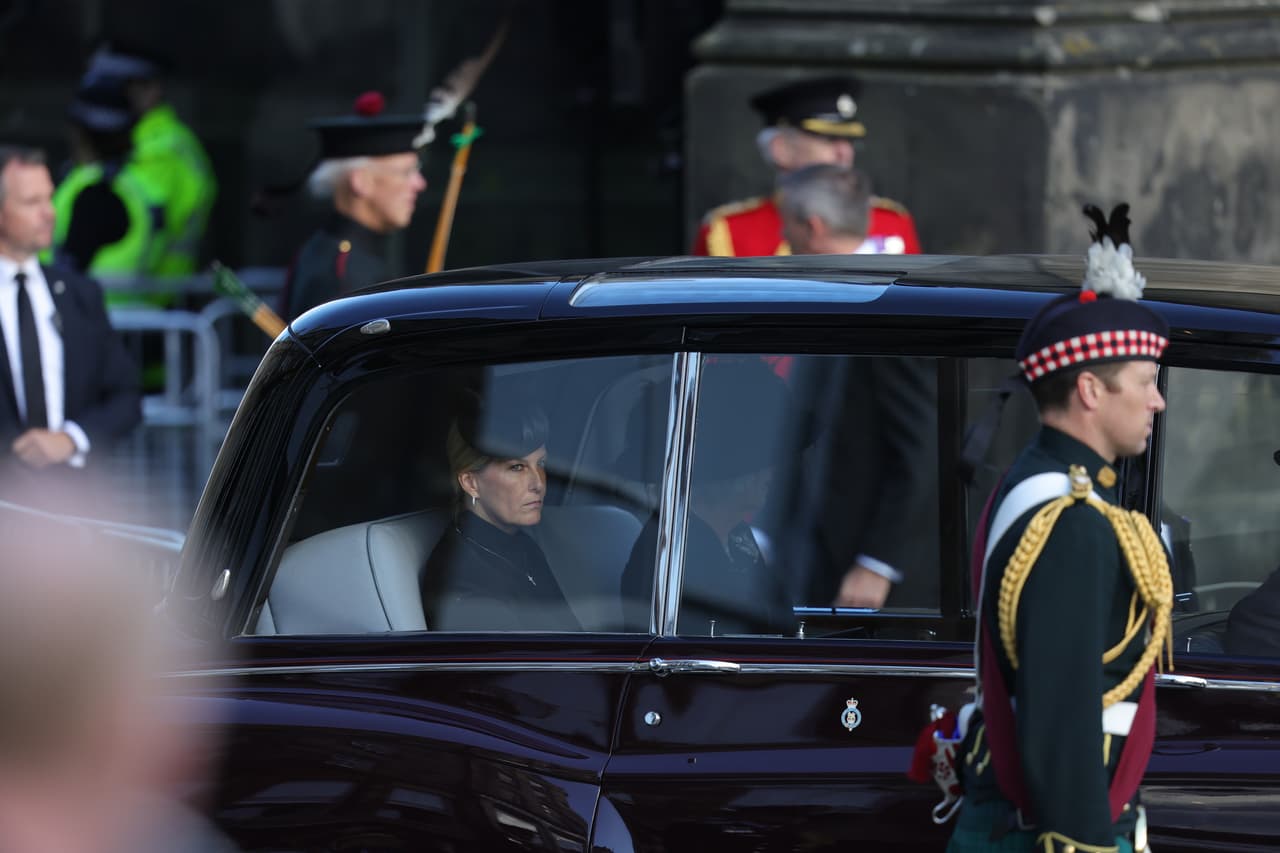 Sosía, condesa de Forfar, junto a Camila, la reina consorte, viajan en el mismo auto. 
<br>