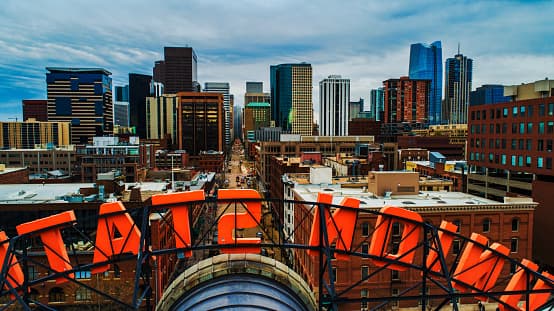 <b>Denver, Colorado.-</b> Esta ciudad ocupa el puesto número 9 de la lista con un salario promedio anual de 57,400 dólares y una tasa de desempleo de 3.0%. Además, este sitio se coloca en el segundo mejor lugar para vivir, según US News & World Report.
<br>