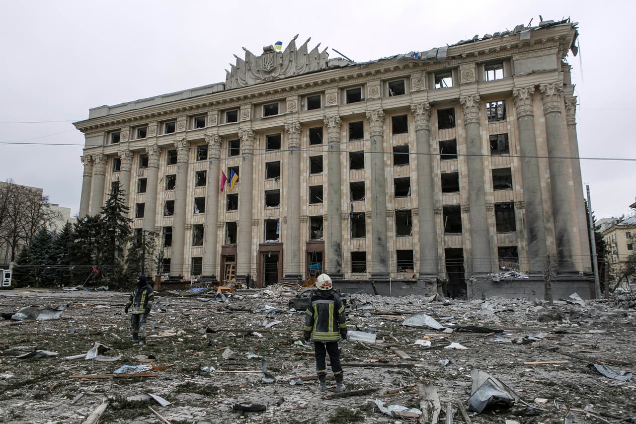 En la foto: El edificio de la gobernación destruido en la plaza central de Járkov, Ucrania. 
<br>
<br>A los inicios de la guerra, la Unión Europea anuncia por primera vez entregas de armas a Ucrania. Occidente comienza a imponer sanciones sin precedentes a Rusia, que se endurecen con el tiempo.
<br>