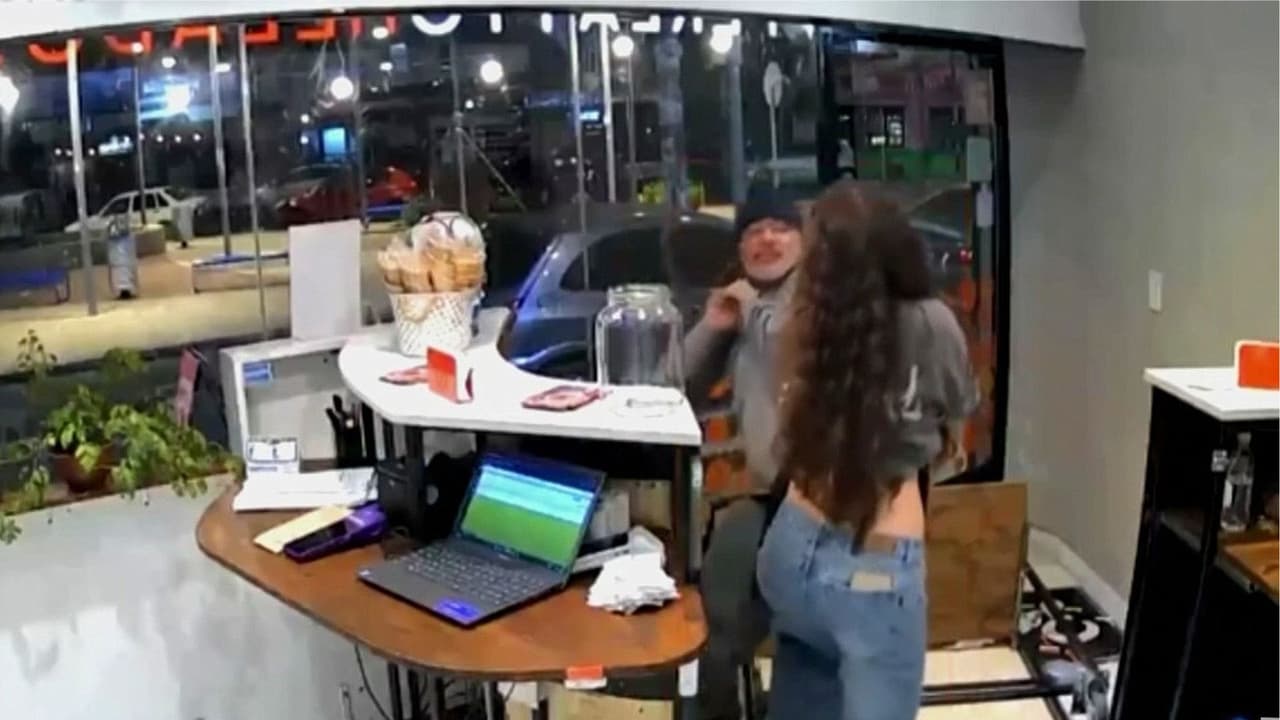 La empleada de una heladería se enfrentó a un ladrón y frustró el robo en Argentina