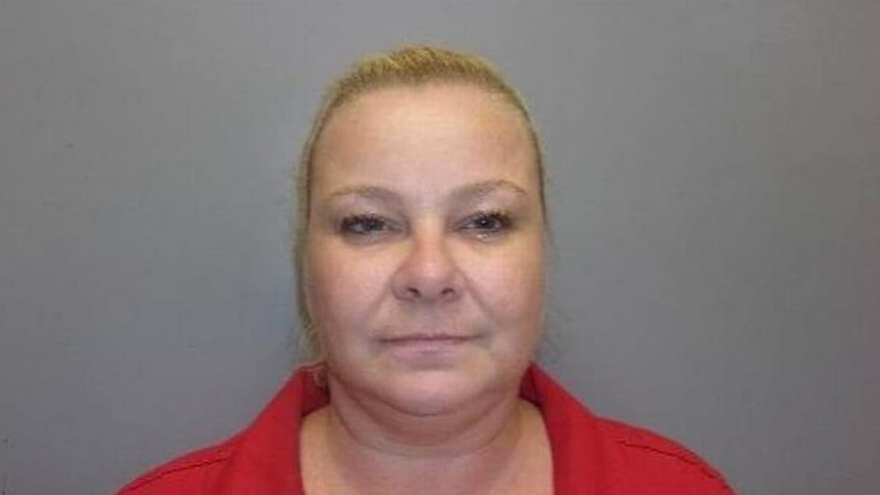 Esta cajera trató de estafar a un ganador de lotería, pero él resultó ser un agente encubierto