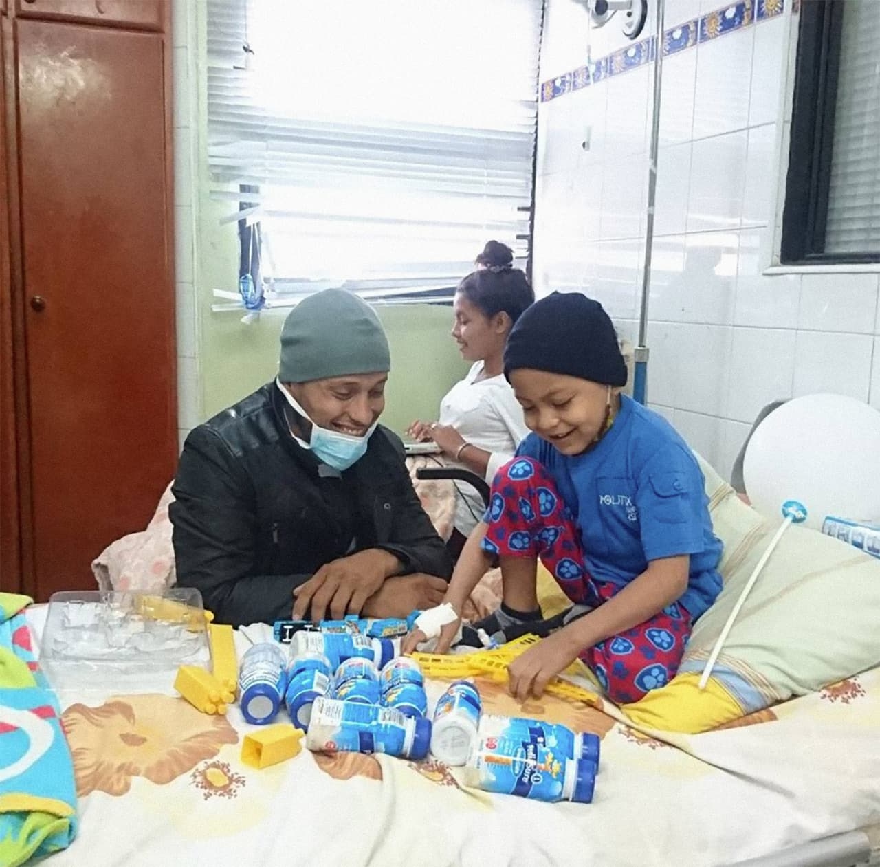 El policía promocionaba una fundación para ayudar a niños enfermos en Venezuela, llamada 
<i>GV33 Moral y Luces. </i>Varias fotografías en redes sociales lo muestran entregando juguetes a pequeños en hospitales.