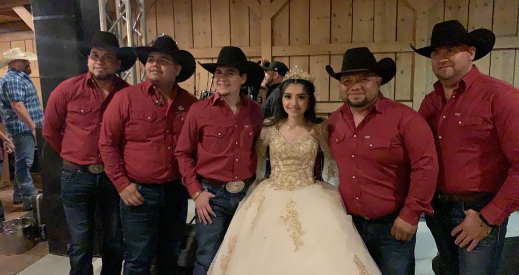 Bailando al ritmo de su banda de norteño favorita Aleena adelantó su celebración cuatro meses antes de cumplir 15 años, 
<b>por temor a los tratamientos agresivos contra el <a href="https://www.univision.com/local/fresno-kftv/uno-se-desespera-familiares-de-paciente-con-cancer-no-pueden-acercarse-por-restricciones-del-coronavirus">cáncer</a> que esta recibiendo.</b>