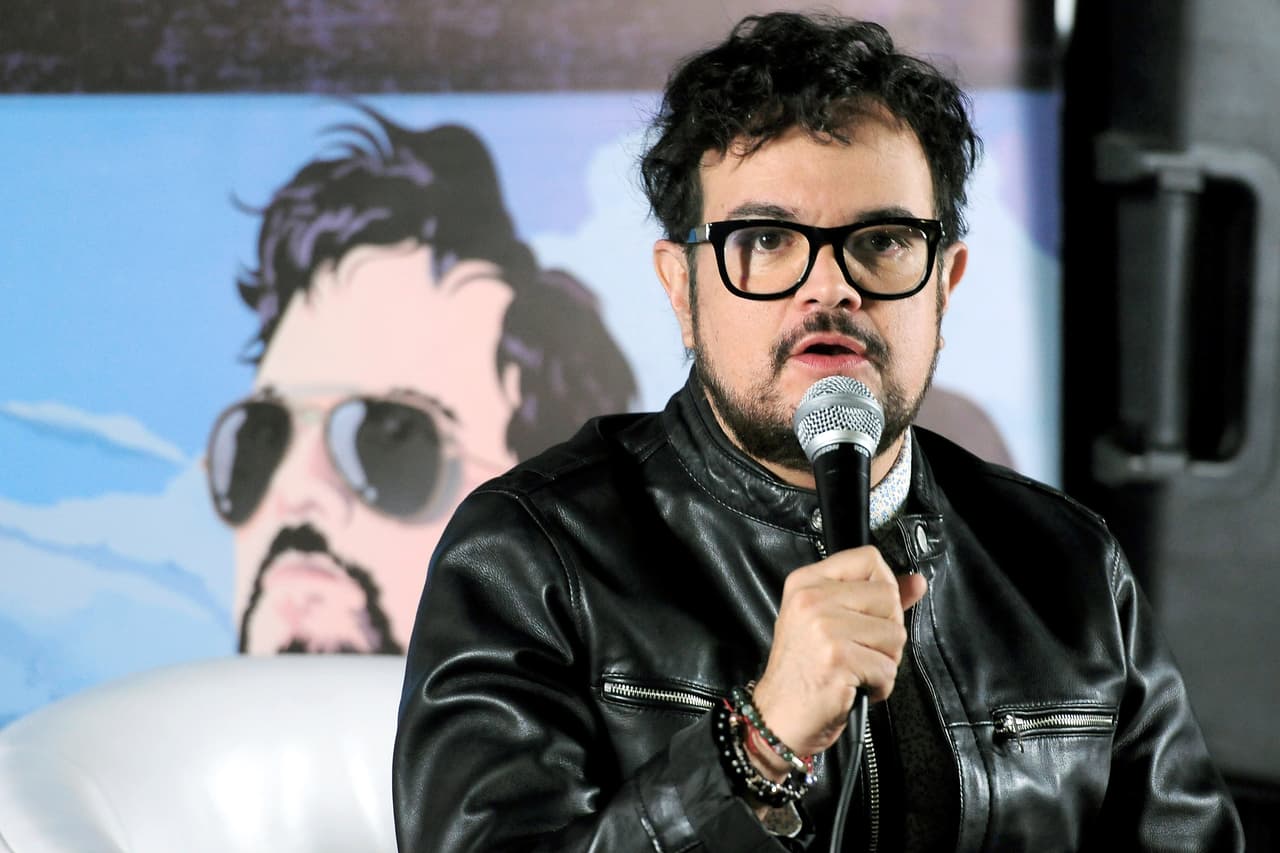 En agosto de 2017, el intérprete de 'Duele el amor'
<b><a href="https://www.univision.com/puerto-rico/wkaq/entretenimiento/aleks-syntek-dice-que-el-regeton-viene-de-los-simios-y-luego-intenta-retractarse" target="_blank"> criticó el reggaeton,</a></b> lo que generó polémica.