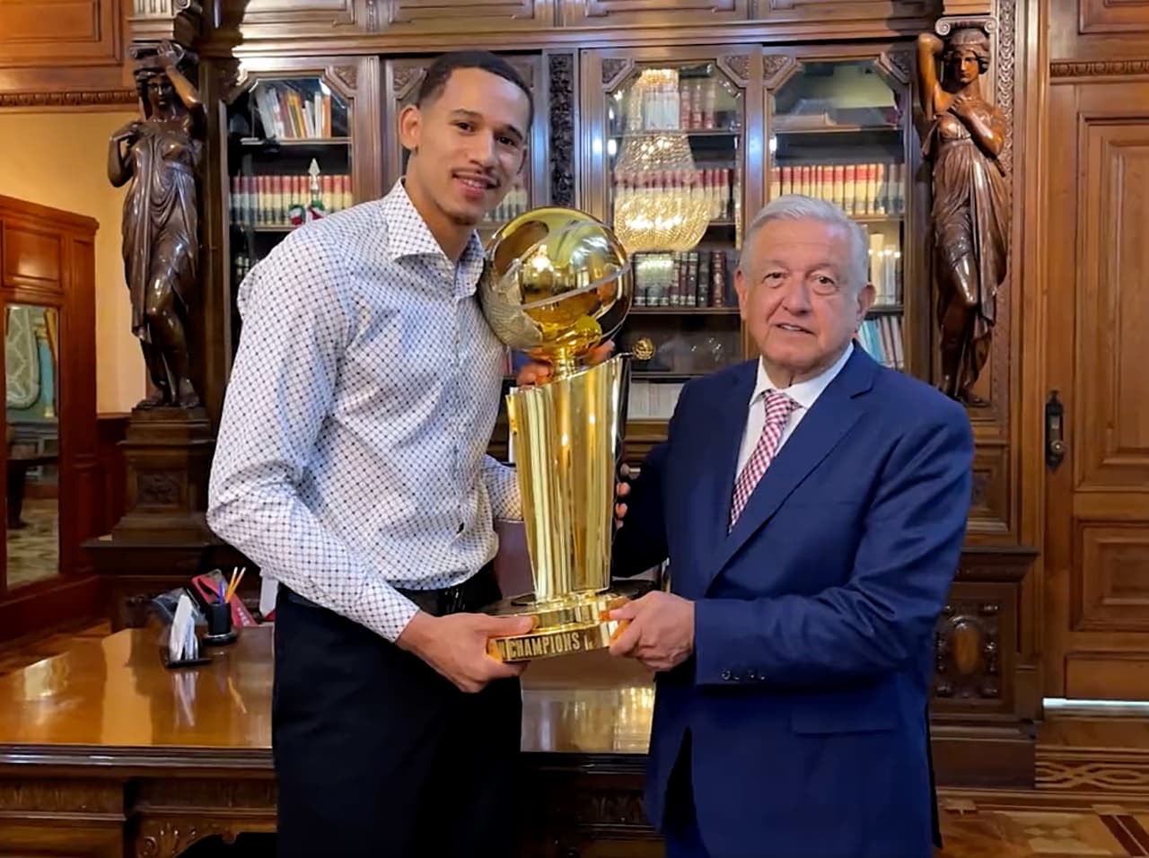 "Pues este señor es jugador de ese equipo, un basquetbolista destacadísimo. Pero nos dio mucho orgullo porque salió con la bandera de nuestro país. No olvida el origen de su familia y eso, Juan, lo agradecemos mucho. Y un saludo a todos tus familiares mexicanos, estadounidenses, por eso tenemos que mantener la unidad de nuestros pueblos, que es muy importante", dijo el presidente de México
<a href="https://www.univision.com/local/san-francisco-kdtv/juan-toscano-anderson-andres-manuel-lopez-obrador" target="_blank">durante el encuentro</a>.