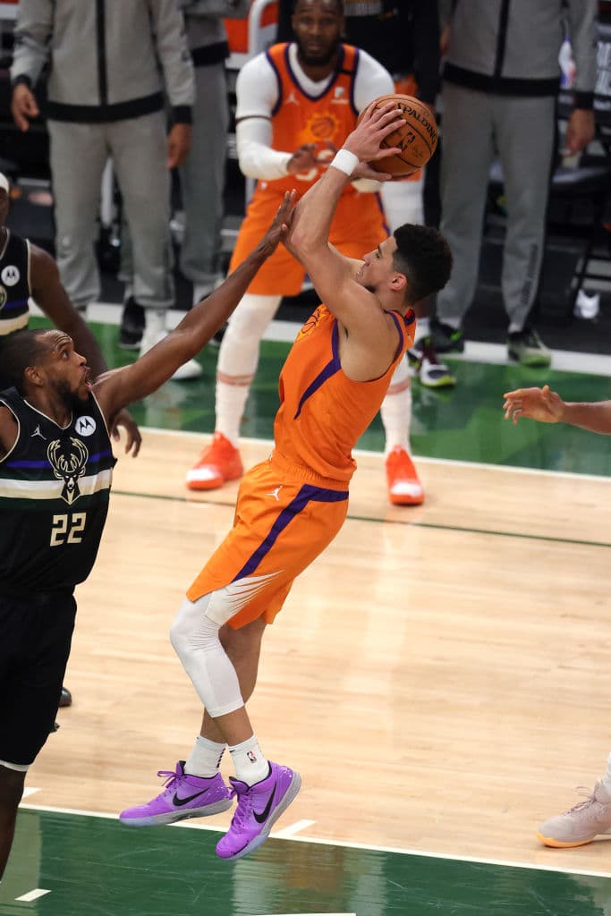 Giannis Antetokoumpo brilla con los Milwaukee Bucks y logran remontar una ventaja de 0-2 para quedar campeones de la NBA. Los Bucks vencieron a los Suns 98-105 en el sexto juego de las Finales.