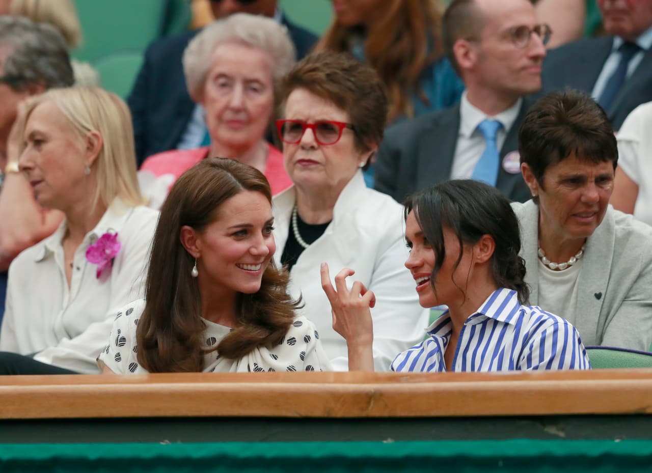 <b><a href="https://www.hellomagazine.com/healthandbeauty/health-and-fitness/2019012867058/kensington-palace-online-abuse-meghan-markle-kate-middleton-exclusive/">Según la revista 'Hello!', la monarquía británica tiene un departamento</a></b> dedicado a monitorear los comentarios que se escriben en las redes sociales en contra de ellas, con el fin de
<b>eliminar los que son demasiado ofensivos</b> o peligrosos. Y es que en algunos se han incluido amenazas contra ellas.