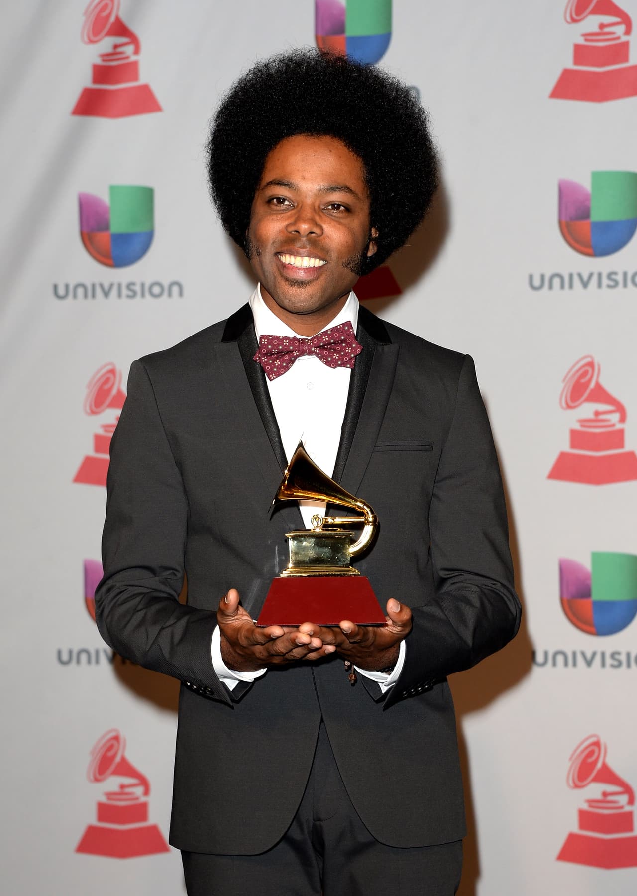 Él es un cantante que posee mucha melancolía en su voz y aunque es Cubano-Canadiense, siempre destaca sus fuertes raíces latinas.