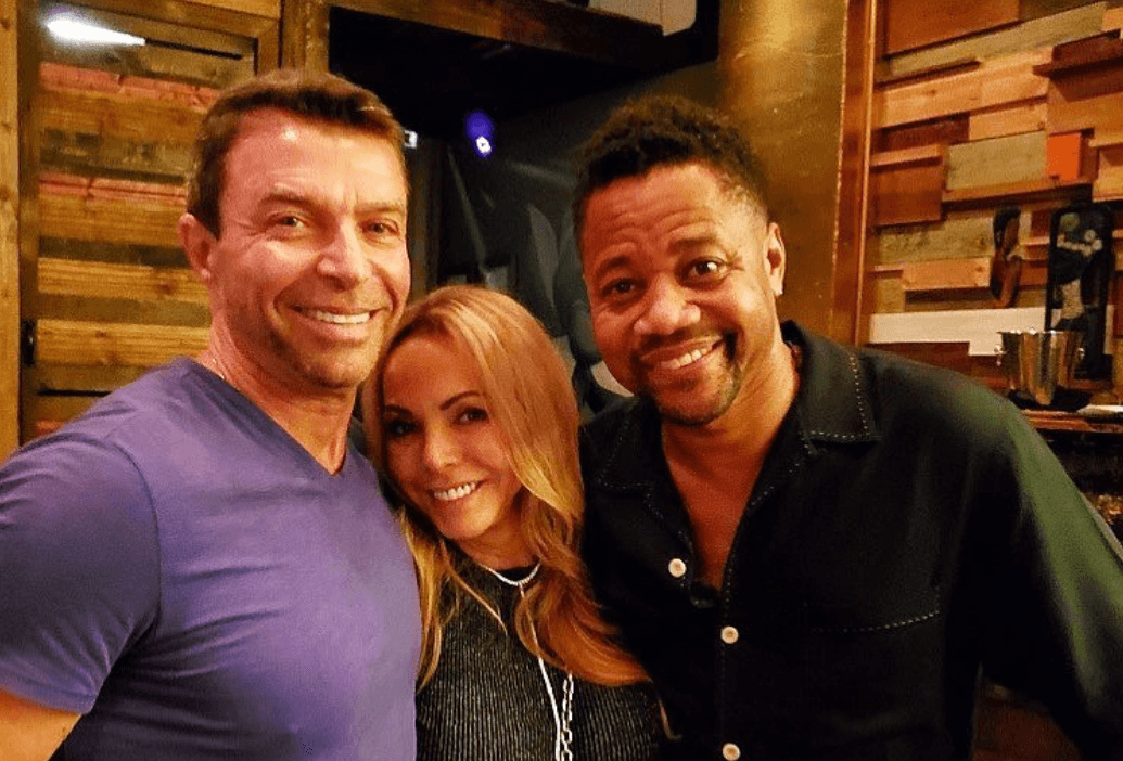 <b>Ahora hasta actores de Hollywood como Cuba Gooding Jr.,</b> a quien vemos en esta foto, acuden a probar esos platillos. El chef, por cierto, agregó una buena selección de sushis y platillos japoneses.