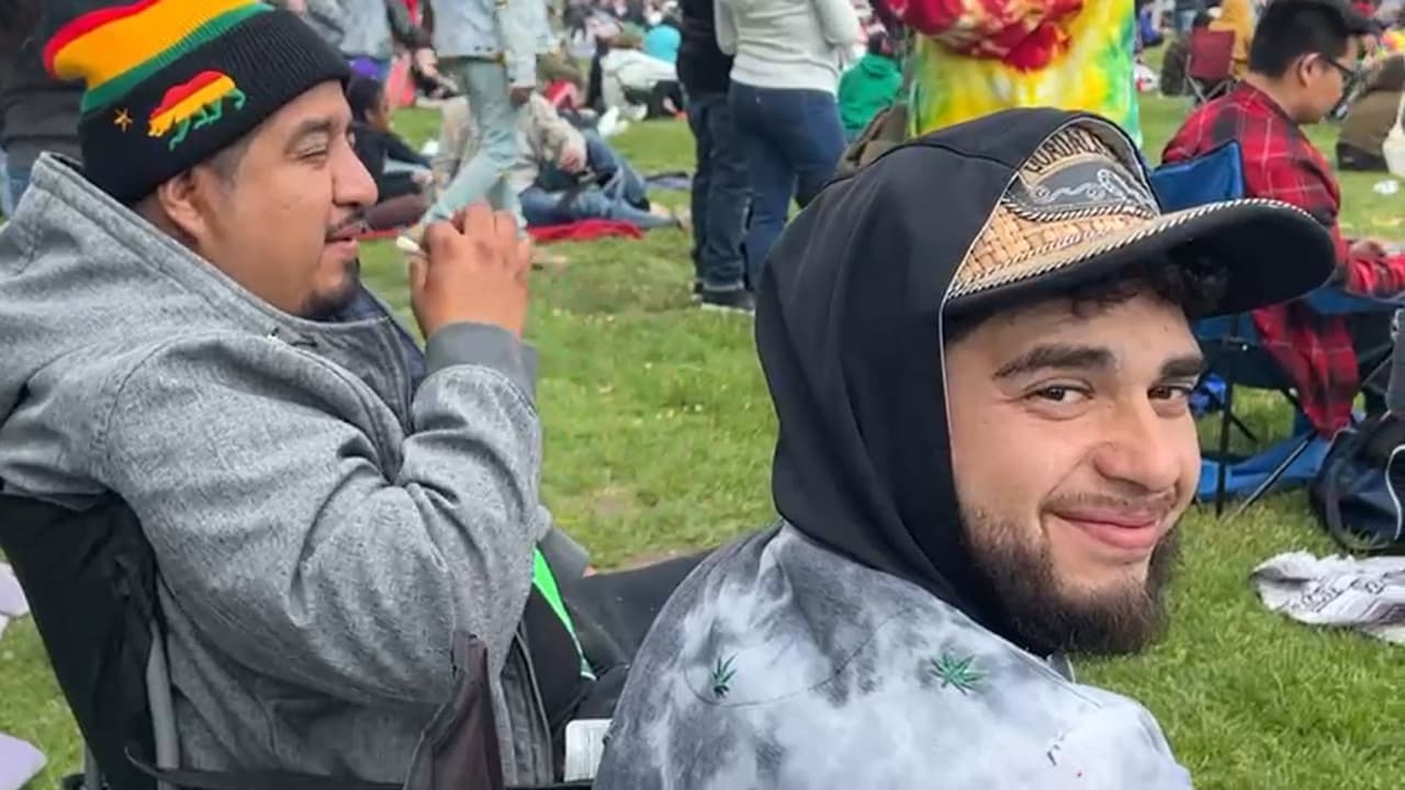 También se instalaron algunos negocios de comida para atender a las personas que terminaban hambrientas después de esta fiesta de la marihuana.
<br>