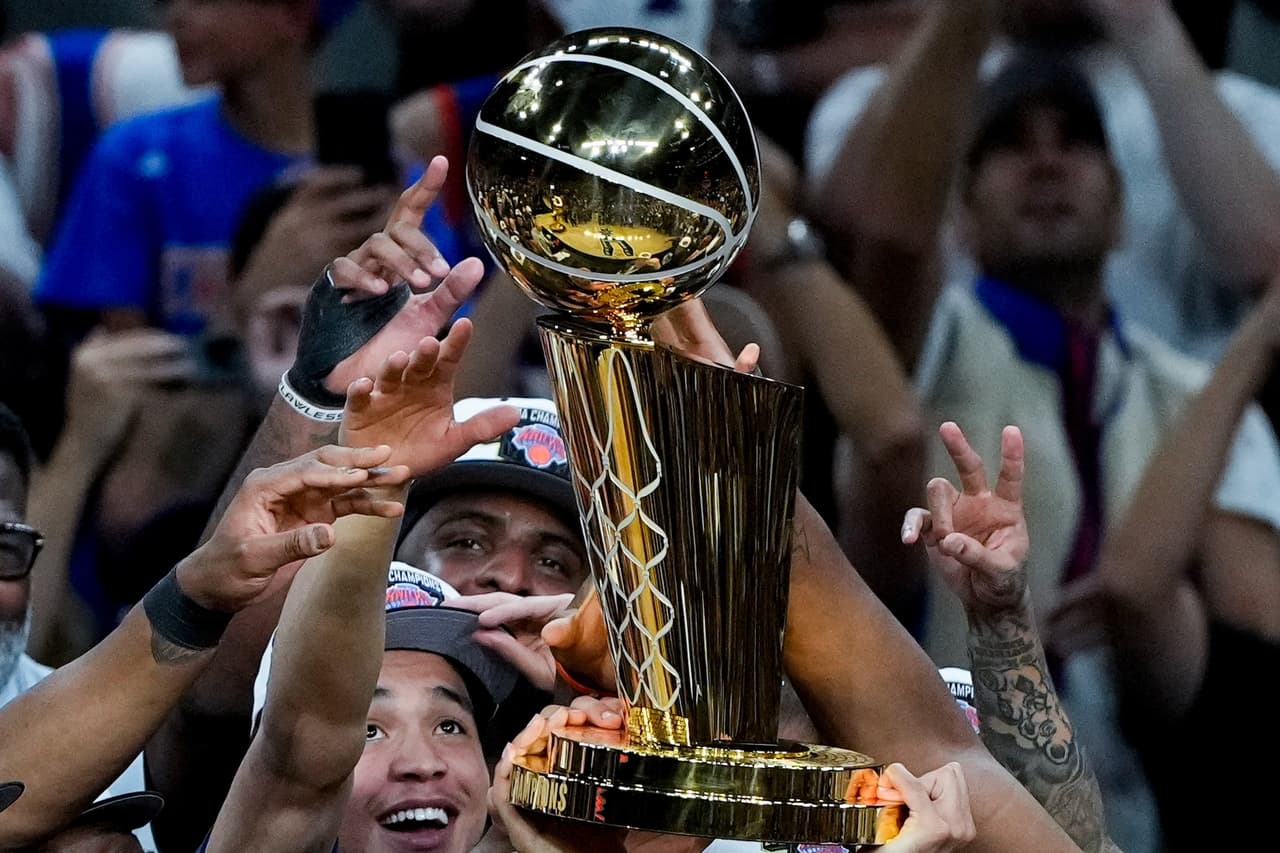 La franquicia de 
<b>Nueva York no levantaba el trofeo Larry O’Brien desde 1973.</b> Más de medio siglo después, los Knicks vuelven a dominar el baloncesto profesional y devuelven la gloria a una ciudad que esperaba este momento desde generaciones.
