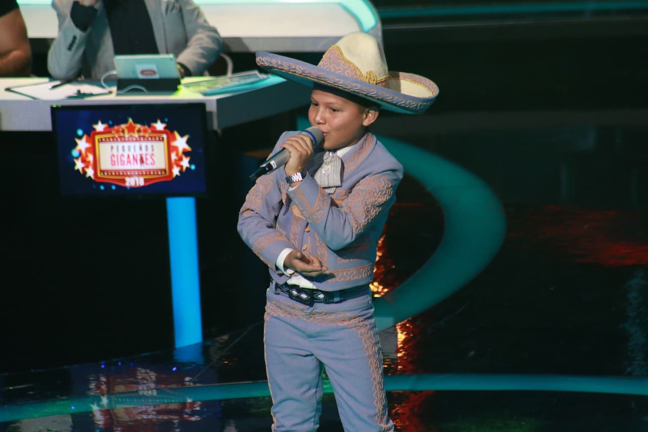 Mira 
<b><a href="https://www.univision.com/shows/pequenos-gigantes/el-canto-de-estos-pequenines-los-salvo-de-la-eliminacion-en-pequenos-gigantes-video">aquí la presentación</a></b> de Rodrigo.