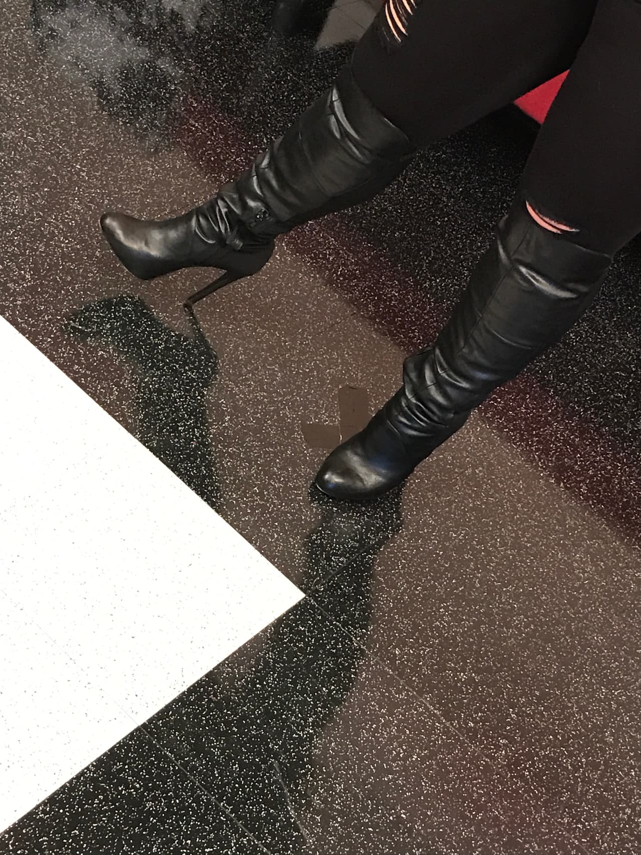 Enfundada en unas altísimas botas negras de piel, Chiquis confesó que la parte que más le gusta de su cuerpo son sus piernas.