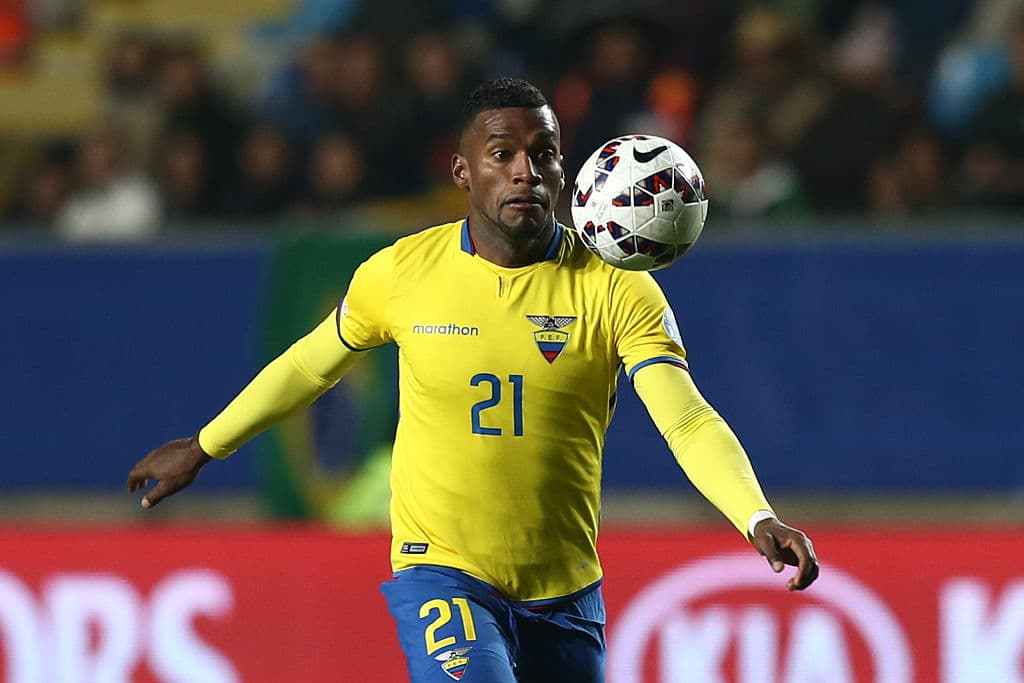 Gabriel Eduardo Achilier Zurita. Posición: Defensa. Edad: 31 años. Club: Emelec. Veces seleccionado: 35 participaciones. Descripción: Generalmente es defensa central, pero ocasionalmente también aparece por la derecha. Va bien por arriba y su colocación suele ser precisa, al igual que sus recorridos.