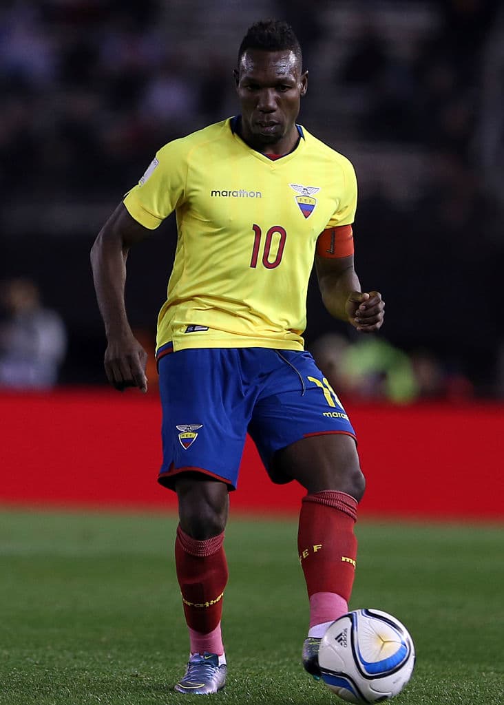 Walter Ayoví Corozco. Posición: Defensa. Edad: 36 años.Club: Monterrey (México). Veces seleccionado: 101. Descripción: Es uno de los veteranos del equipo. De poderosa carrocería, tiene un gran disparo de media distancia y buen arribo a la ofensiva.