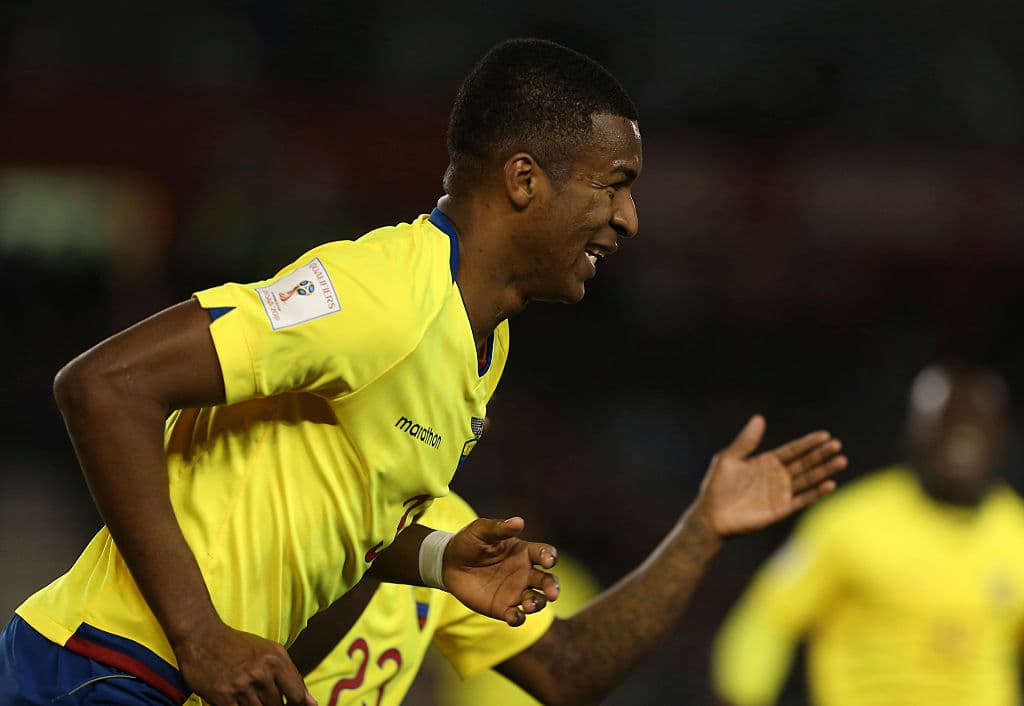 Frickson Rafael Erazo Vivero. Posición: Defensa. Edad: 28 años. Club: Atlético Mineiro de Brasil. Veces seleccionados: 41 oportunidades. Descripción: Uno de los líderes del equipo, tiene voz de mando. Sale bien desde atrás y, además, si fuera poco, es fuerte y poderoso.