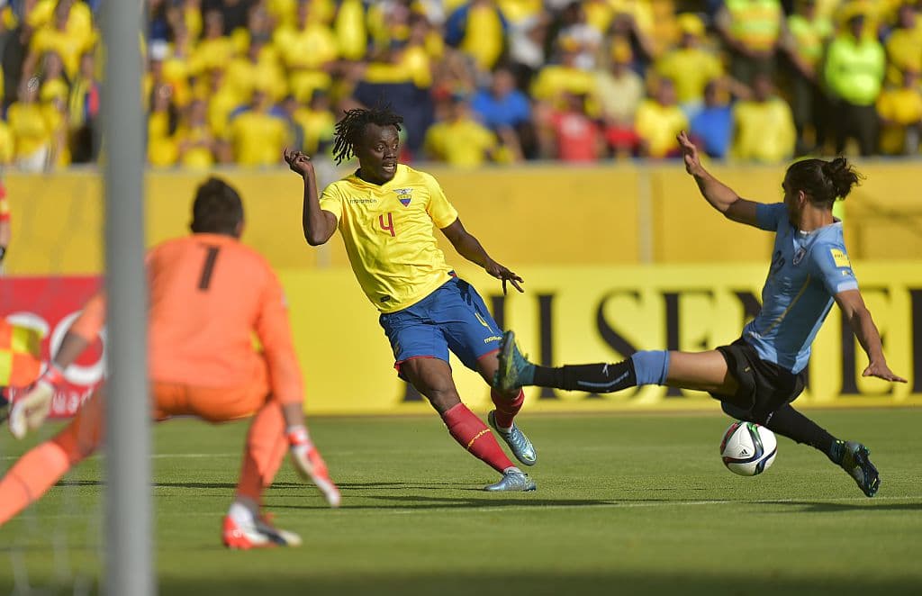 Juan Carlos Paredes. Posición: Defensa. Edad: 28 años. Club: Watford Football Club de la Premier League. Veces seleccionado: 41 participaciones. Descripción: Lo mismo juega en el medio campo que en la defensa por el lado derecho. Fuerte y veloz es un buen marcador.