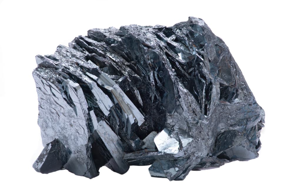 También los romanos la usaban mucho ya trabajada para objetivos decorativos, como joyas, pero sobre todo para sus espadas y otras armas, así como armaduras. Se creía que por su particular color oscuro resultaba no sólo intimidamente en las batallas, sino creaba un aura de protección al soldado.