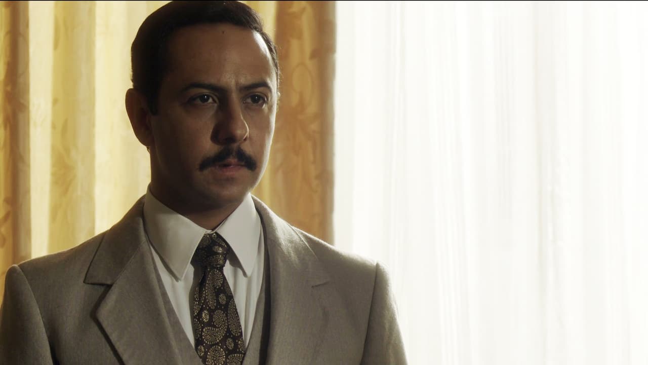 Con la ayuda de
<b><a href="http://www.univision.com/series/el-chapo/humberto-busto-es-don-sol-en-el-chapo">'Don Sol'</a></b>, eligió a los hombres que debían ser capturados.