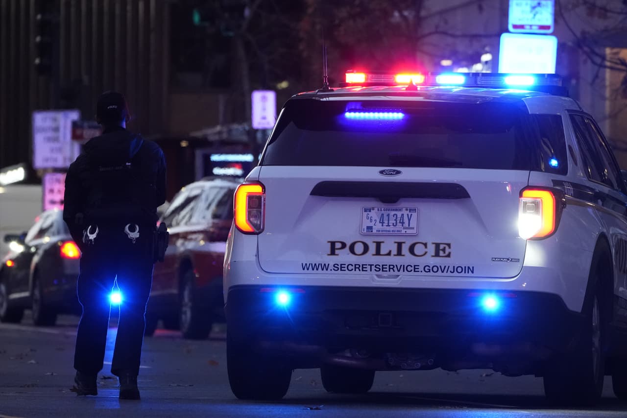 Mientras tanto, 
<b>el FBI informó que registró la casa del sospechoso en Bellingham</b>, y entrevistó a la esposa de este, así como a sus cinco hijos.