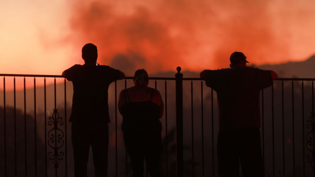 Incendio por fuegos artificiales causa daños por $10 millones en Riverside, donde buscan a causantes