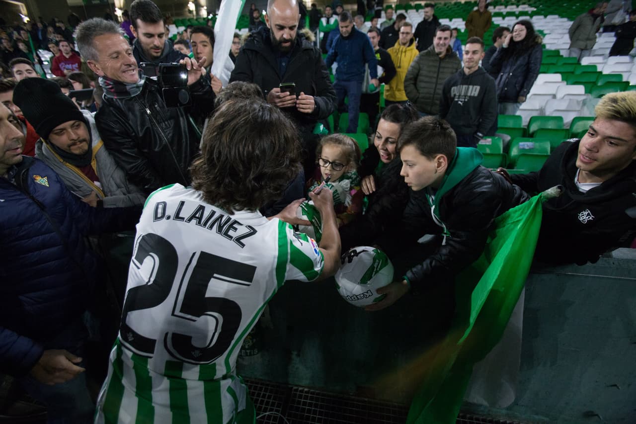 Lainez firmó múltiples autógrafos de quienes espera se conviertan en sus seguidores incondicionales.