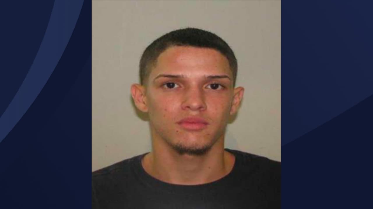 Shaydwan Luciano Rivera es buscado por asesinato y ley de armas con una fianza de $1,100,000.