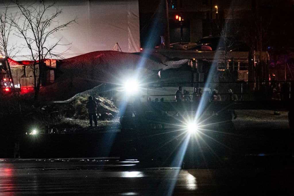 Menos de 30 segundos antes del choque, un controlador de tráfico aéreo preguntó al helicóptero si tenía a la vista al avión que llegaba. El controlador hizo otra llamada por radio al helicóptero momentos después: “PAT 25 pase detrás del CRJ”. Segundos después, los dos aviones chocaron.