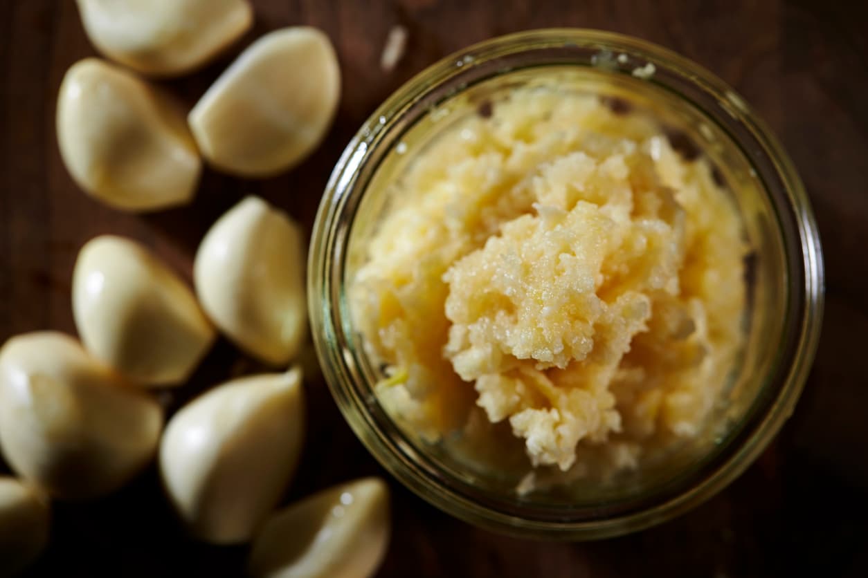 5 utensílios para picar e espremer alho que facilitam o dia a dia e evitam o cheiro nas mãos