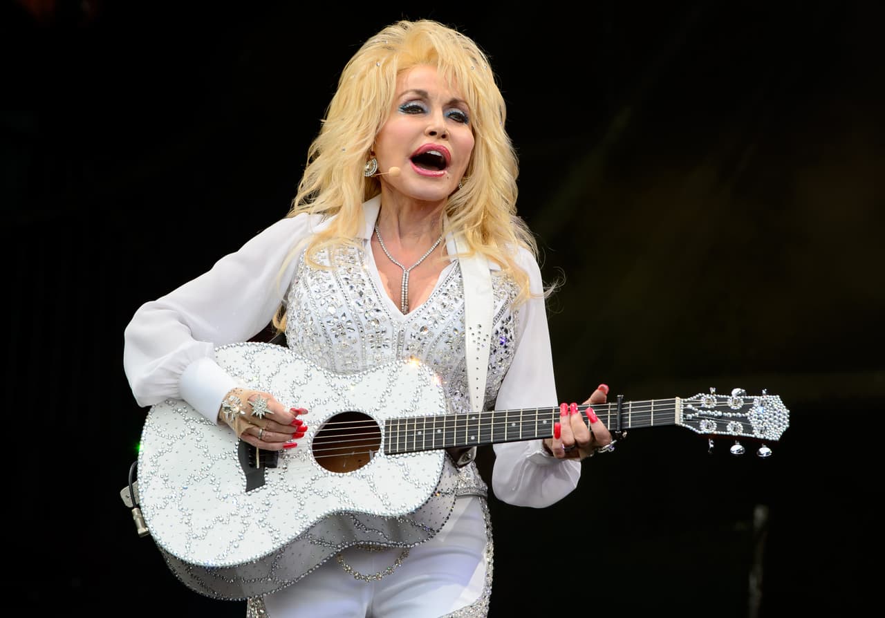 Con Wagoner como coproductor, comenzó a adaptar su peculiar voz country a un estilo más pulido y con influencias pop.