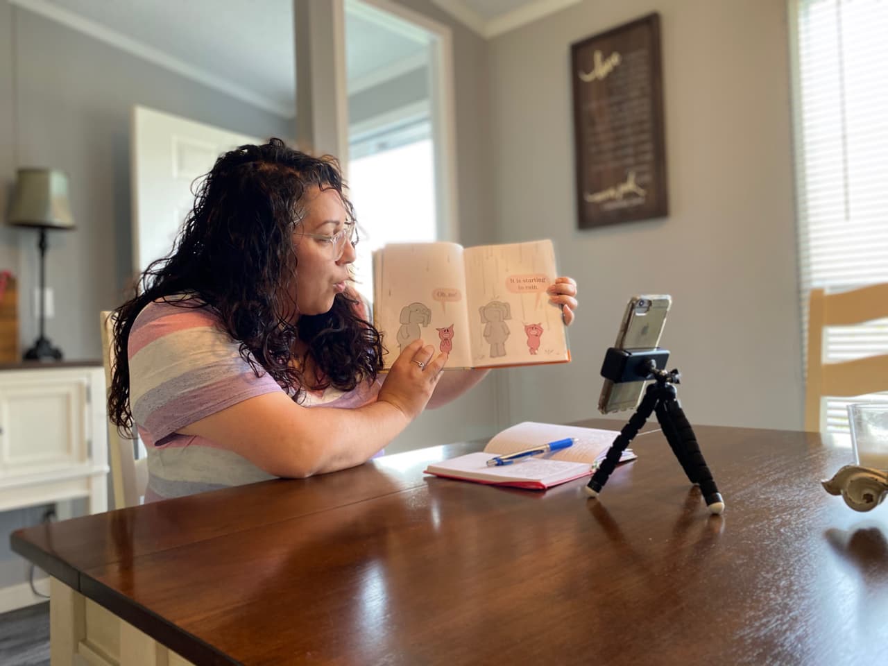 CASA necesita voluntarios que hablen español y de preferencia sean hombres para crear lazos paternales con los menores.
<br>