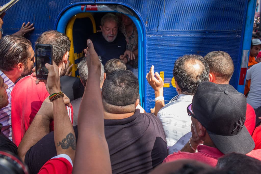 Decenas de seguidores de Lula da Silva lo despiden antes de que el exmandatario se entregue a las autoridades brasileñas por cargos de corrupción.