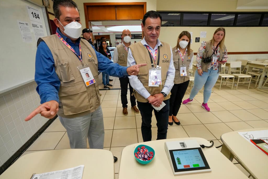 Además de presidente y vicepresidente de la República, los brasileños estaban llamados a elegir a los gobernadores de los 27 estados (incluido el Distrito Federal de Brasilia), los 513 escaños de la Cámara de Diputados y un tercio del Senado de 81 asientos, así como las asambleas legislativas estatales. En la imagen, observadores internacionales en un centro de votación.