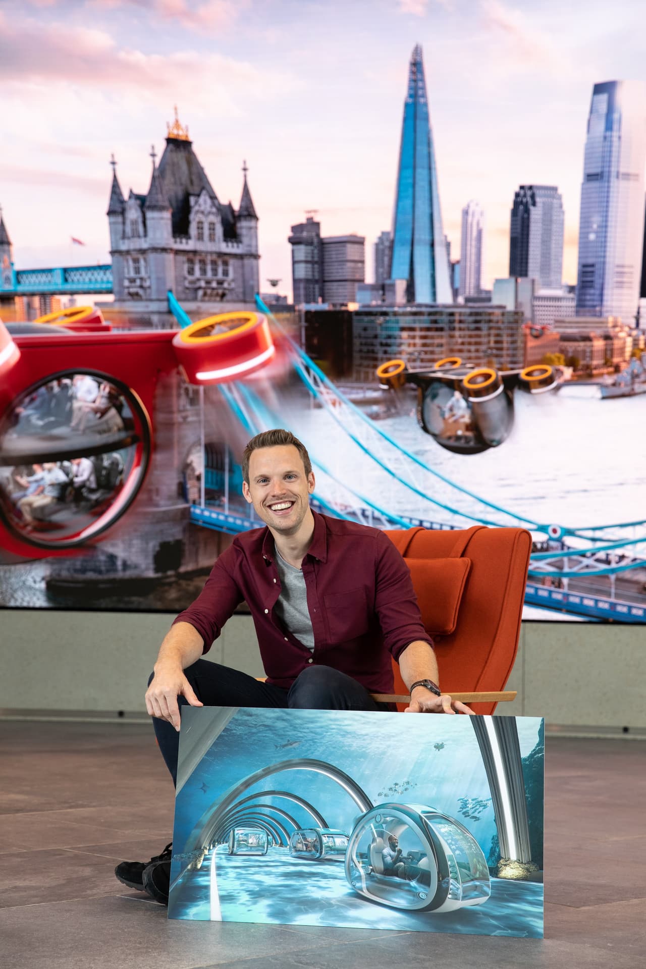 En la fotografía el científico y presentador de televisión británico Greg Foot, junto a algunas de las ilustraciones que surgieron del estudio. Los autores del informe son Jacqueline de Rojas, presidenta de techUK; el doctor Rhys Morgan, director de Ingeniería y Educación en la Real Academia de Ingeniería; y el profesor Dale Russel, asesor especialista en innovación de ingeniería de diseño en el Royal College of Art, junto con los futurólogos Morgaine Gale, Maneesh Juneja y Matthew Griffin.