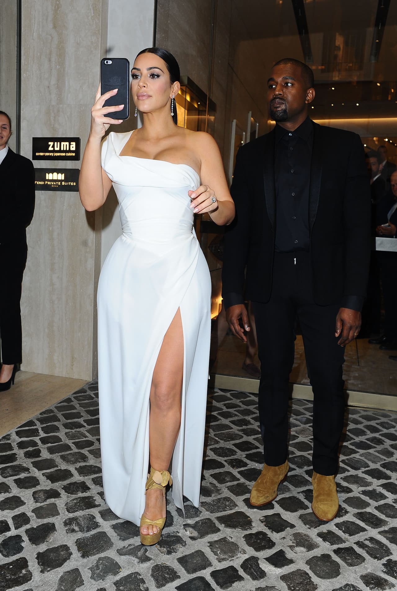 Casi ni le hizo caso a su marido.