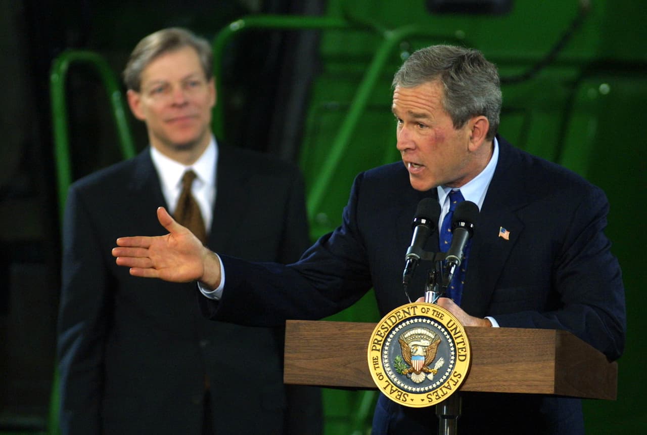 La empresa fundada hace 184 años en Grand Detour, Illinois, goza de reconocimiento a nivel nacional. Sus instalaciones han sido visitadas por presidentes de Estados Unidos, como George W. Bush, quien en 2002 estuvo en la planta de East Moline.